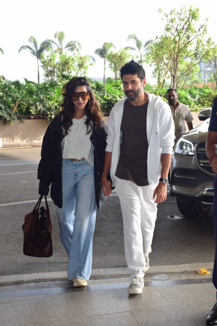 फरहान अख्तर भी पत्नी शिबानी दांडेकर के साथ एयरपोर्ट पर नजर आए. शिबानी के लुक की बात करें तो उन्होंने डेनिम के साथ व्हाइट क्रॉप टॉप और शर्ट कैरी की थी.