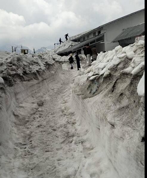 ਉਨ੍ਹਾਂ ਦੱਸਿਆ ਕਿ ਗੁਰਦੁਆਰਾ ਸ੍ਰੀ ਹੇਮਕੁੰਟ ਸਾਹਿਬ ਅਤੇ ਇਸ ਦੇ ਯਾਤਰਾ ਮਾਰਗ ਵਿੱਚ ਜੰਮੀ ਬਰਫ ਨੂੰ ਹਟਾਉਣ ਤੇ ਹੋਰ ਪ੍ਰਬੰਧ ਕਰਨ ਵਿੱਚ ਕਰੀਬ ਤਿੰਨ ਹਫਤੇ ਤੋਂ ਇੱਕ ਮਹੀਨੇ ਦਾ ਸਮਾਂ ਲੱਗੇਗਾ। ਇਸ ਲਈ ਭਾਰਤੀ ਫੌਜ ਦੇ ਜਵਾਨਾਂ ਵੱਲੋਂ ਇਹ ਕੰਮ ਕਰੀਬ ਇੱਕ ਮਹੀਨਾ ਪਹਿਲਾਂ ਸ਼ੁਰੂ ਕੀਤਾ ਜਾ ਰਿਹਾ ਹੈ।