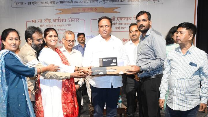 दरम्यान, नवीन अद्ययावत आधार संच उपलब्ध झाले असून मुंबई आणि मुंबई शहरातील सुमारे 100 आधार केंद्र चालकांना संच सुपूर्त करण्यात आले.