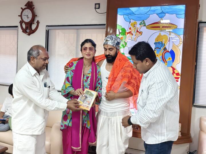 यावेळी शिल्पा शेट्टीने शनी देवाकडे प्रार्थना देखील केली.