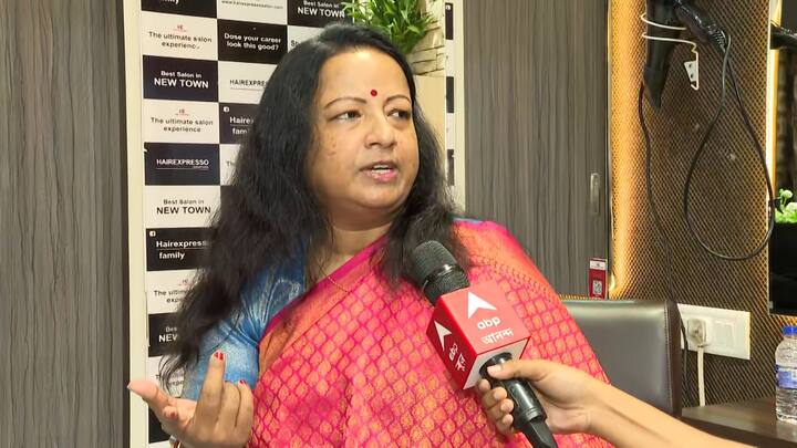 দিলীপ ঘোষের মাও বহুদিন ধরেই চাইছিলেন মেজো ছেলে নাড়ু সংসারে থিতু হোক। শেষমেষ ৬৩ বছরে এসে যে তিনি এই সিদ্ধান্ত নিয়েছেন, তাতে খুশি মাও।