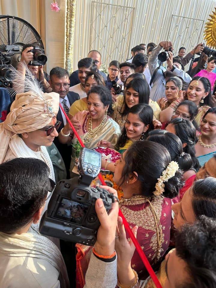 સામે આવેલી તસવીરોમાં અરવિંદ કેજરીવાલ, તેમની પત્ની સુનીતા કેજરીવાલ, પુત્રી હર્ષિતા, પુત્ર પુલકિત કેજરીવાલ અને વરરાજા સંભવ જૈન તથા તેમનો પરિવાર જોવા મળી રહ્યો છે. લગ્ન સમારોહ દરમિયાન અરવિંદ કેજરીવાલે સફેદ શેરવાની પહેરી હતી, જ્યારે તેમની પત્ની સુનીતા કેજરીવાલ લાલ સાડીમાં ખૂબ જ સુંદર લાગી રહ્યા હતા. તેમનો પુત્ર પુલકિત પણ શેરવાનીમાં જોવા મળ્યો હતો.