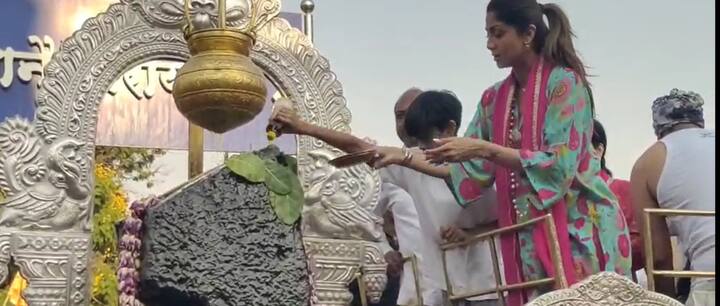 यावेळी त्यांनी शनि देवाला तैलाभिषेक केला...