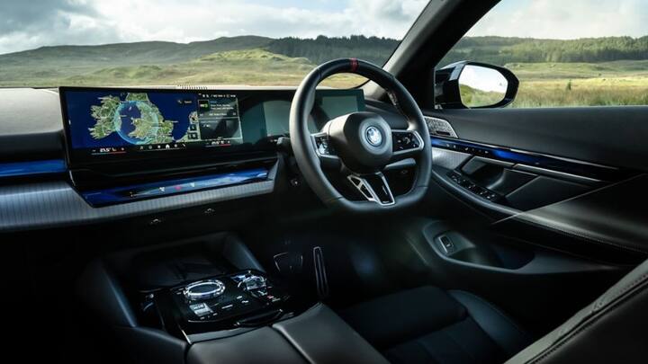 কারণ এই জলের বোতল স্বচ্ছ হওয়ায় এটি লেন্সের মত কাজ করবে, আর এর মধ্যে দিয়ে সূর্যের আলো গাড়ির ভিতরে প্রবেশ করে তাপ উৎপন্ন করে।