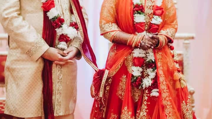 उसमें शादी को लेकर पूरी जानकारी दर्ज करवानी होगी. और जो सरनेम होगा उसे बारे में बताना होगा उसके साथ ही मैरिज सर्टिफिकेट भी अटैच करना होगा. इन सभी दस्तावेजों की नोटरी करवानी होगी. इसके अलावा इस जानकारी को समाचार पत्र में प्रकाशित भी करवाना होगा.