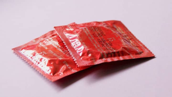 condoms are banned in this countries : कंडोम (condoms) जगात बहुतांश देशांमध्ये कायदेशीर आहेत आणि सहजपणे उपलब्धही आहेत, कारण ते गर्भनिरोधक आणि लैंगिक रोगांपासून संरक्षणासाठी महत्त्वाचे मानले जातात.