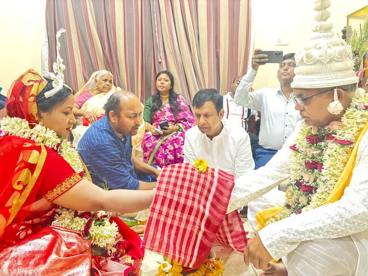 এককালে সঙ্ঘের প্রচারক ছিলেন। প্রচারকদের জন্য বিয়ে-সংসার- অর্থ উপার্জন থাকে না। তাই তখন দিলীপও ভাবেননি সংসারের কথা। কিন্তু সঙ্ঘের তরফ থেকে তাঁকে প্রচারক জীবন থেকে মুক্তি দেওয়া হয়। তারপরই তাঁর রাজনৈতিক জীবন শুরু।