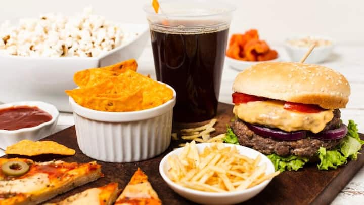 আর বর্তমানে এই খারাপ অভ্যাসগুলির মধ্যে সবথেকে আগে রয়েছে অস্বাস্থ্যকর খাদ্যাভ্যাস। এই বিষয়ে সতর্ক না হলেই লিভারের সমস্যা বাড়তে পারে।