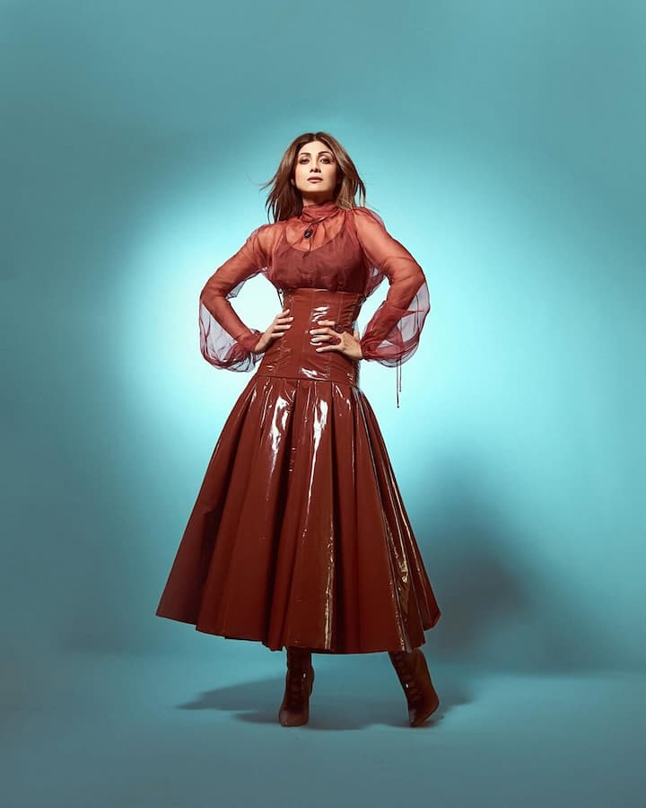 मीडिया रिपोर्ट्स के अनुसार शिल्पा शेट्टी करीब 150 करोड़ रुपये की मालकिन हैं. एक्ट्रेस की मोटी कमाई ब्रांड एंडोर्समेंट से होती है.