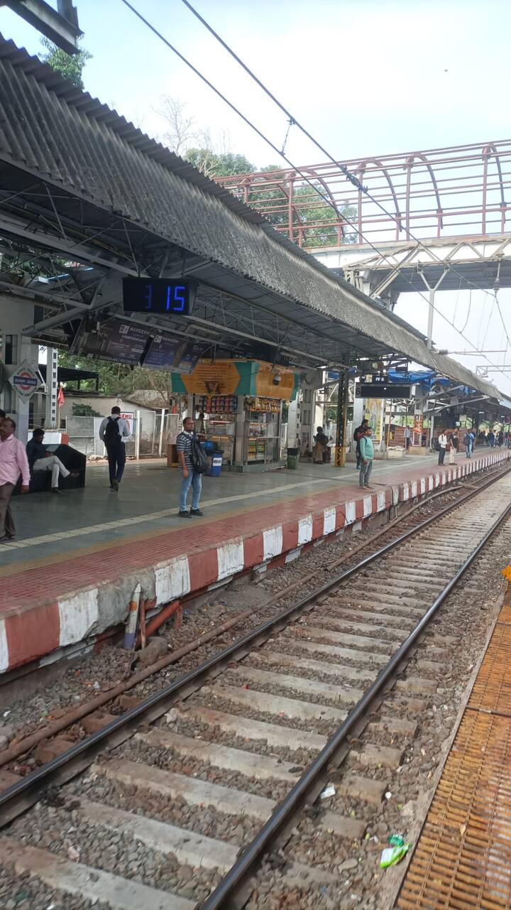 कसारा इथून सुटणाऱ्या लोकल तसेच नाशिक मार्गाने मुंबईकडे येणाऱ्या एक्सप्रेस यामुळे थांबून आहेत, जोपर्यंत हे काम पूर्ण होत नाही तोपर्यंत वाहतूक सूर होणार नाही.