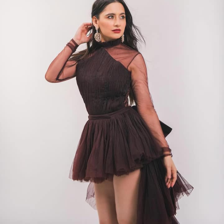 જે સોશિયલ મીડિયા પર ખુબ વાયરલ થઈ રહી છે. અભિનેત્રી સંજીદા શેખનો આ બોલ્ડ અવતાર આવતાની સાથે જ ચાહકોમાં લોકપ્રિય થઈ ગયો હતો.