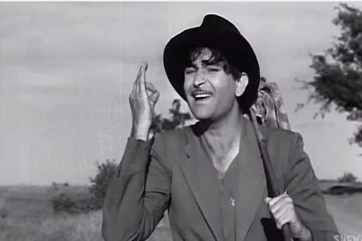 बात करें राज कपूर की तो कहा जाता है कि उन्हें अपनी मौत का आभास हो गया था. इसके ठीक एक महीने बाद 2 जून 1988 को उनका निधन हो गया.