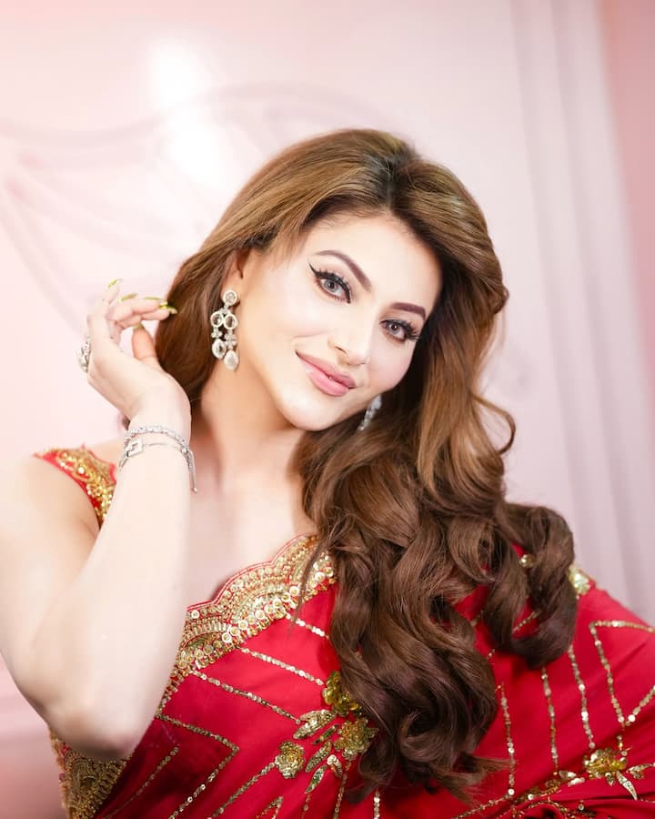 Apart from the users, some of the priests of Bradinath Dham also opposed the actress and have asked her to apologize.