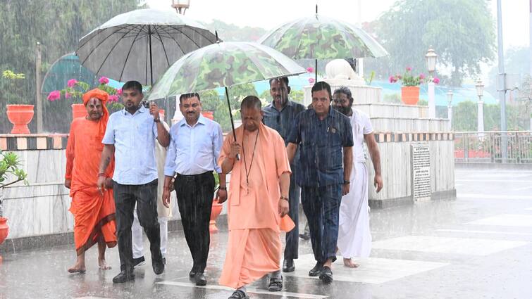 UP CM Yogi adityanath reached Gorakhpur listened problems of common people at Gorakhnath temple ANN UP: गोरखपुर में तेज बारिश के बीच लोगों से मिले CM योगी, सुनीं समस्याएं, दिए ये निर्देश