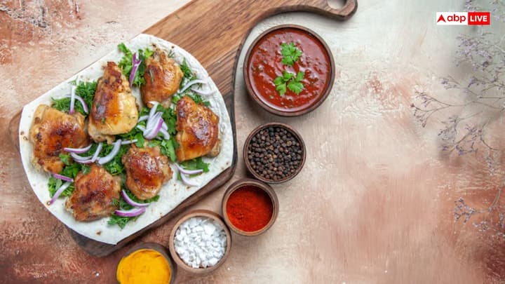 नॉनवेज - दही और नॉनवेज का कॉम्बिनेशन आयुर्वेद में टॉक्सिक माना जाता है. यह त्वचा रोग, एलर्जी और पेट की गड़बड़ी का कारण बन सकता है. मछली के साथ दही खाने से त्वचा पर रैशेज या फंगल इंफेक्शन होने की आशंका भी बढ़ जाती है.