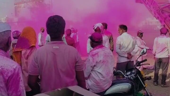 करमाळा तालुक्यातील आदिनाथ सहकारी साखर कारखाना निवडणुकीत विद्यमान आमदार नारायण आबा पाटील गटाने तेरा जागा मोठ्या फरकाने जिंकत माजी आमदार संजय मामा शिंदे गटाचा मोठा पराभव केला आहे.