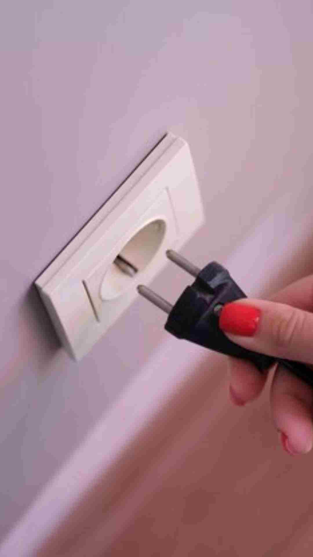 क्या सॉकेट में लगा हुआ मोबाइल चार्जर खाता है बिजली?