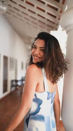 गालावर खळी, केसांमध्ये चाफा; कॅमेरा दिसताच लाजली; सचिन पिळगावकरांच्या लेकीचा अनोखा अंदाज