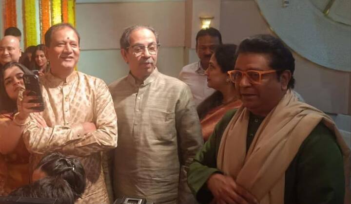 Raj Thackeray-Uddhav Thackeray Alliance: आमच्यातले (उद्धव ठाकरेंसोबतचे) वाद, भांडणं छोटी आहेत. महाराष्ट्र मोठा आहे. त्यामुळे  एकत्र येणं, राहणं कठीण नाही, असं मोठं विधान मनसेप्रमुख राज ठाकरेंनी केलं आहे. मराठी दिग्दर्शक महेश मांजरेकर यांनी राज ठाकरेंची मुलाखत घेतली. या मुलाखतीमध्ये राज ठाकरे यांनी उद्धव ठाकरेंसोबतच्या युतीवर भाष्य केलं आहे.