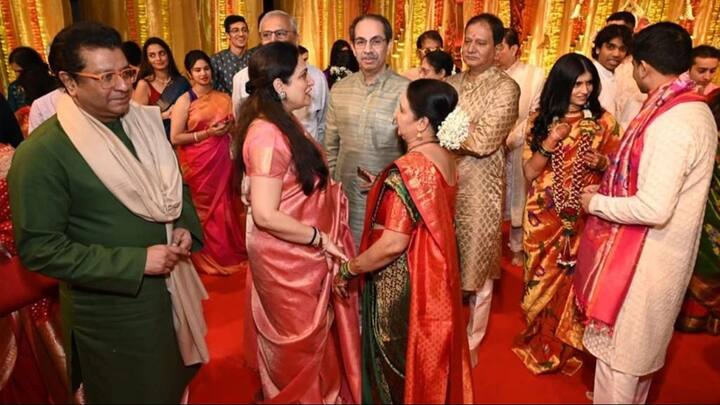 महाराष्ट्र हिताच्या आड जो कोणी येईल, त्याचं स्वागत मी करणार नाही, त्याला घरी मी बोलवणार नाही, त्याच्यासोबत पंक्तीला बसणार नाही, त्याचं आगत स्वागत करणार नाही, हे पहिलं ठरवा, मग महाराष्ट्र हिताच्या गोष्टी करा. बाकी आमच्यातली भांडणं मी आज सांगतो, जी भांडणं माझ्याकडून नव्हतीच, ती मी मिटवून टाकली चला, पण पहिलं हे ठरवा, असं उद्धव ठाकरेंनी स्पष्ट केले. उद्धव ठाकरे भारतीय कामगार सेनेच्या कार्यक्रमात बोलत होते.