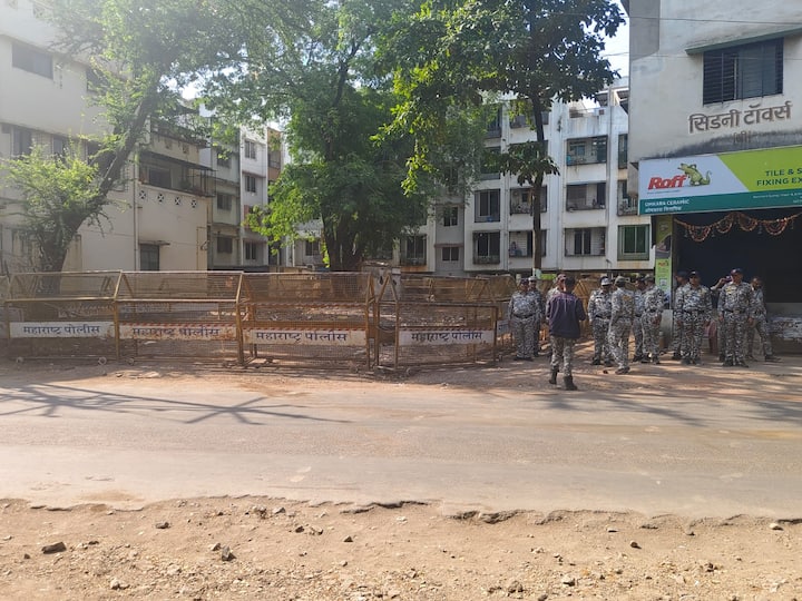 काठेगल्ली सिग्नल जवळील सातपीर दर्गा हटविण्याच्या पार्श्वभूमीवर तीन दिवसांपासून रस्ता वाहतुकीसाठी बंद करण्यात आला होता.