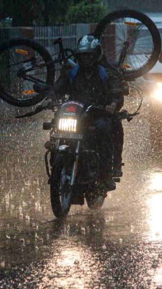 दिल्ली में मौसम का कहर, आंधी-बारिश से अगले दो दिन रहेंगे मुश्किल