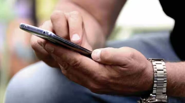 ਇਸ ਦੇ ਲਈ, ਪਹਿਲਾਂ ਫੋਨ ਦੀ Settings ਖੋਲ ਲਓ। ਹੁਣ Privacy & Security ਸੈਕਸ਼ਨ ਵਿੱਚ ਜਾਓ। ਉੱਥੇ Privacy  ਆਪਸ਼ਨ 'ਤੇ ਕਲਿੱਕ ਕਰੋ। ਇਸ ਤੋਂ ਬਾਅਦ Permission Manager ਚੁਣੋ। ਹੁਣ ਤੁਹਾਨੂੰ ਉਹ ਸਾਰੀਆਂ ਐਪਸ ਨਜ਼ਰ ਆਉਣਗੀਆਂ ਜਿਨ੍ਹਾਂ ਕੋਲ Microphone ਦਾ ਐਕਸੈਸ ਹੈ।