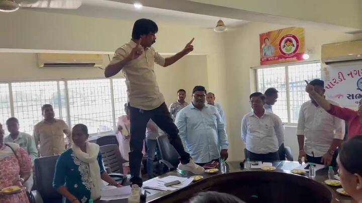 વલસાડ જિલ્લાની પારડી નગરપાલિકામાં ચૂંટણી બાદ મળેલી પ્રથમ સામાન્ય સભા ભારે તોફાની બની હતી.