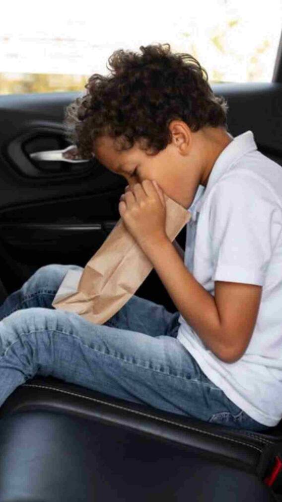 कार में बैठने पर उल्टी क्यों आती है