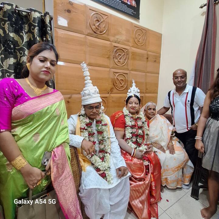 এদিকে দিলীপও বলে দিলেন, সাংসদ সৌমিত্র খাঁ প্রস্তাব দিয়েছেন বিদেশে মধুচন্দ্রিমা যাপনের যাবতীয় খরচ বহন করার।