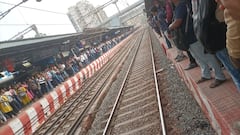 Mumabi Local: मध्य रेल्वेची वाहतूक विस्कळीत, लोकलसह एक्सप्रेस गाड्या रखडल्या; रेल्वे स्थानकावर प्रवाशांची गर्दी