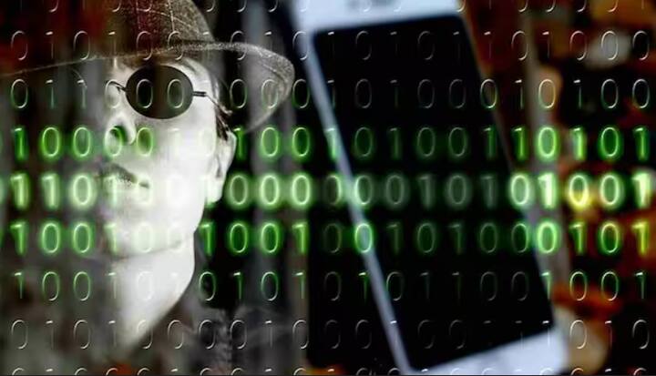 ਅਜਿਹਾ ਹੋਣ ‘ਤੇ ਲੱਗਦਾ ਹੈ ਕਿ ਫੋਨ ਤਹਾਡੀਆਂ ਸਾਰੀਆਂ ਗੱਲਾਂ ਸੁਣ ਰਿਹਾ ਹੈ, ਦਰਅਸਲ, ਇਹ ਅਸਲ ਵਿੱਚ ਇਦਾਂ ਹੀ ਹੁੰਦਾ ਹੈ, ਤੁਹਾਡਾ ਸਮਾਰਟਫੋਨ ਵਾਕਈ ਤੁਹਾਡੀ ਸਾਰੀ ਐਕਟੀਵਿਟੀ ‘ਤੇ ਨਜ਼ਰ ਰੱਖਦਾ ਹੈ। ਜਾਣਕਾਰੀ ਲਈ ਤੁਹਾਨੂੰ ਦੱਸ ਦਈਏ ਕਿ ਸਮਾਰਟਫੋਨ ਮਾਈਕ੍ਰੋਫੋਨ ਰਾਹੀਂ ਤੁਹਾਡੀ ਹਰ ਗੱਲ ਸੁਣਦਾ ਹੈ। ਫ਼ੋਨ 'ਚ ਇੰਸਟਾਲ ਜ਼ਿਆਦਾਤਰ ਐਪਸ ਨੂੰ ਮਾਈਕ੍ਰੋਫ਼ੋਨ ਐਕਸੈਸ ਮਿਲਿਆ ਹੁੰਦਾ ਹੈ। ਜਦੋਂ ਇਹ ਐਪਸ ਬੈਕਗ੍ਰਾਊਂਡ ਵਿੱਚ ਚੱਲਦੀਆਂ ਹਨ, ਤਾਂ ਤੁਹਾਡੀਆਂ ਸਾਰੀਆਂ ਗੱਲਾਂ ਰਿਕਾਰਡ ਹੋ ਜਾਂਦੀਆਂ ਹਨ ਅਤੇ ਫਿਰ ਤੁਹਾਨੂੰ ਉਨ੍ਹਾਂ ਨਾਲ ਰਿਲੇਟਿਡ ਐਡਸ ਜਾਂ ਕੰਟੈਂਟ ਨਜ਼ਰ ਆਉਣ ਲੱਗ ਜਾਂਦਾ ਹੈ।