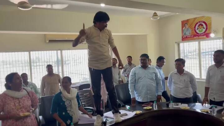 પ્રાપ્ત માહિતી અનુસાર, પારડી નગરપાલિકાની ચૂંટણી બાદ પ્રથમ વખત સામાન્ય સભા મળી હતી. આ સભામાં એજન્ડાના કામો ઉપરાંત પ્રમુખ સ્થાનેથી રજૂ થતા અન્ય કામો અંગે પણ ચર્ચા થવાની હતી.