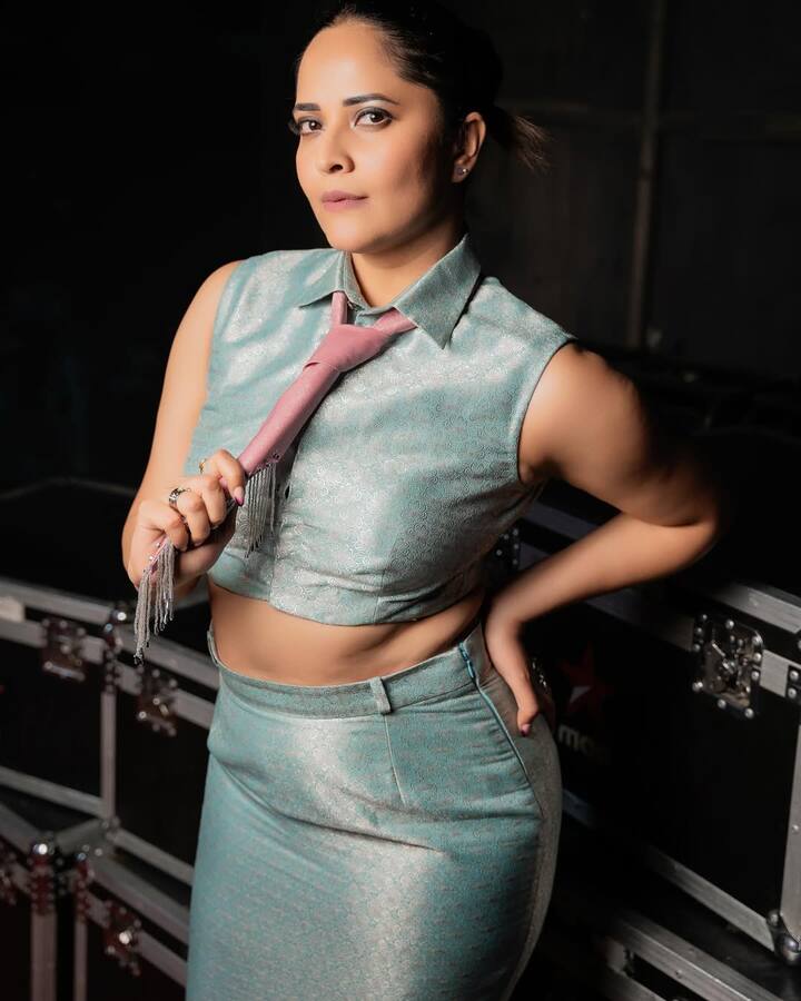 Anasuya - Kiraak Boys Khiladi Girls Season 2: స్మాల్ స్క్రీన్, సిల్వర్ స్క్రీన్ అని తేడాలు లేవు. యాంకర్ కింద స్మాల్ స్క్రీన్ మీద తన అంద చందాలతో ఆకట్టుకున్న అనసూయ... నటిగా వెండితెర మీద అద్భుతమైన అభినయం చూపించారు. ఇప్పుడు మరోసారి ఆవిడ బుల్లితెరకు వచ్చారు. (Image Courtesy: itsme_anasuya / Instagram)