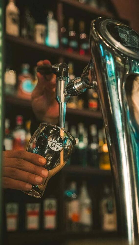 ड्रिंक पीने के बाद कांच का गिलास भी खा जाते हैं ये लोग