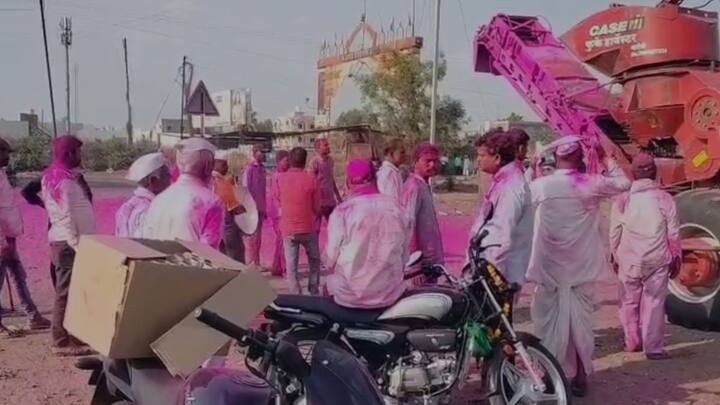 या निवडणुकीत शरद पवार गटाचे आमदार नारायण आबा पाटील यांनी अजित पवार गटाचे माजी आमदार संजय मामा शिंदे यांचा जोरदार पराभव करीत विजय घोडदौड सुरू ठेवली आहे.