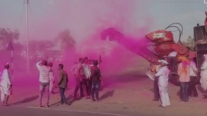 Solapur Politics : करमाळ्यात आदिनाथ सहकारी साखर कारखान्यामध्ये मिळविलेल्या जोरदार यशा नंतर शरद पवार गटाचे कार्यकर्त्यांनी चक्क गहू निवडण्याच्या मशीन मधूनच गुलाल उधळून जल्लोष साजरा करण्यास सुरुवात केली आहे.