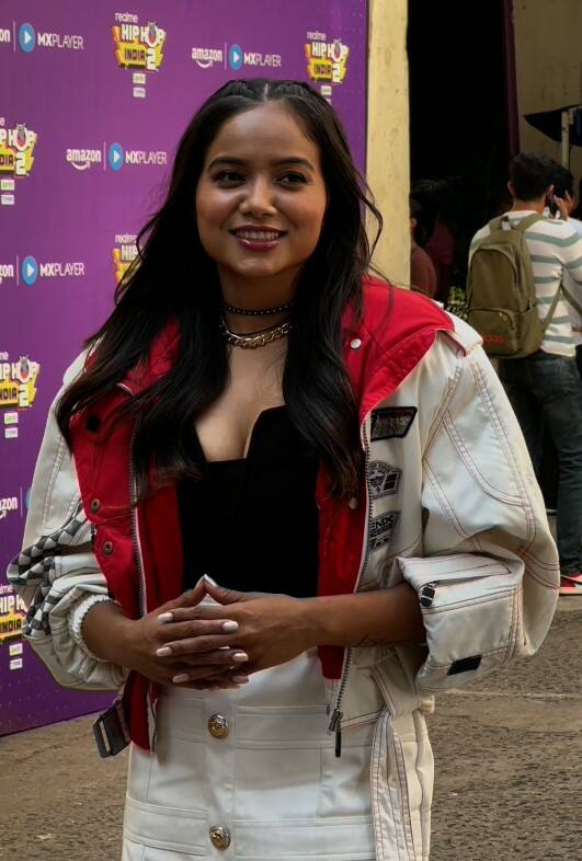 इस सेट पर एक्ट्रेस मनीषा रानी भी नजर आई. जो शॉर्ट ड्रेस में गजब ढहाती हुई दिखाई दी. उनकी फोटोज काफी वायरल हो रही हैं.