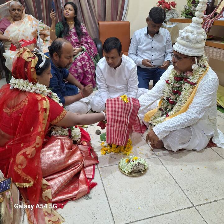 'সংসারে নামতে হবে কোমর বেঁধে। বিয়েটা মনুষ্যজীবনের পূর্ণতাও বটে', বিয়ের পরের দিন, নিজের জন্মদিনেই স্ত্রী রিঙ্কুকে পাশে নিয়ে বললেন দিলীপ ঘোষ