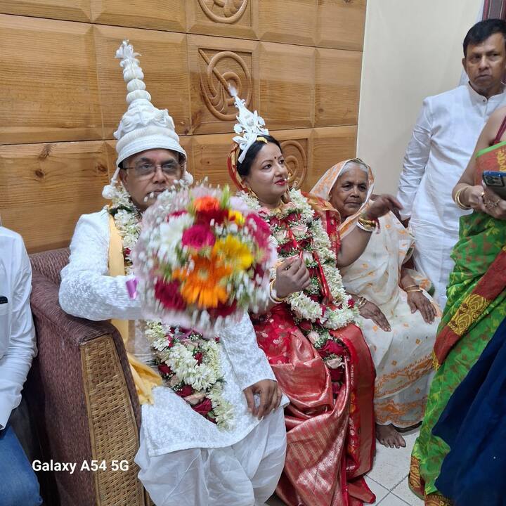 দিলীপ জানালেন, 'ইনি এসে আমাকে বললেন যে আমি সংসারী হতে চাই বা জীবনে সাথী চাই। বললাম খুব ভাল। করে ফেলো। তো বলছে না আপনাকেই বিয়ে করতে চাই। আপনি রাজি আছেন কিনা। তখন আমি...সময় দিতে দাও। বিষয়টা আমি হজম করি আগে।'