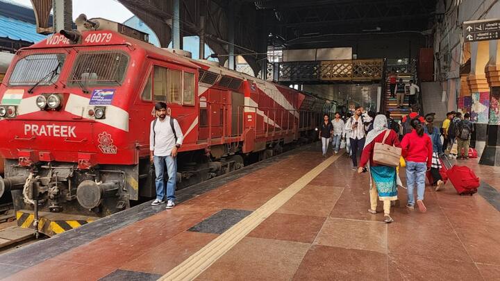 अब दिल्ली से देहरादून का सफर और भी तेज और आसान होने वाला है. रेलवे ने देहरादून-रुड़की के बीच नई रेल लाइन को मंजूरी दे दी है, जिससे दिल्ली और उत्तराखंड की राजधानी के बीच का सफर 45 मिनट से ज्यादा कम हो जाएगा. यानी, अब आप दिल्ली से देहरादून सिर्फ 4 घंटे में पहुंच सकेंगे.