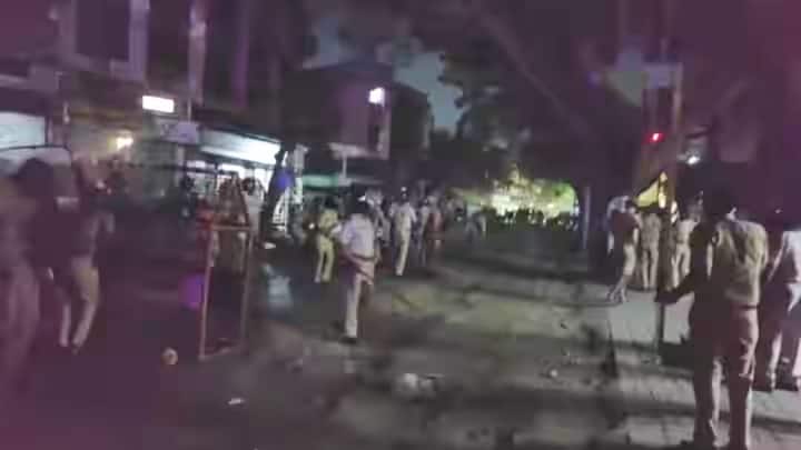 नाशिकच्या काठे गल्ली परिसरातील अनधिकृत दर्ग्याच्या पाडकामावेळी पोलिसांवर तुफान दगडफेक करण्यात आली होती.