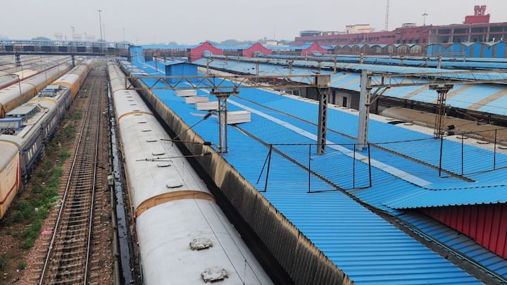 रेलवे ने देहबंद-रुड़की के बीच 29.55 किलोमीटर लंबी नई रेल लाइन बनाई है. हाल ही में कमिश्नर ऑफ रेलवे सेफ्टी (CRS) ने इस रेल लाइन पर ट्रेन चलाने की मंजूरी दे दी. इतना ही नहीं, 122 किलोमीटर प्रति घंटे की रफ्तार से इस रूट पर ट्रायल रन भी सफल रहा. जल्द ही इस नए रास्ते पर ट्रेनें दौड़ने लगेंगी.