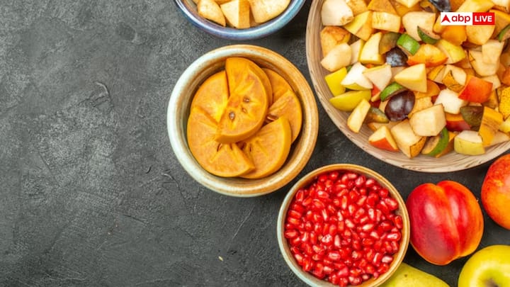 कटे हुए फल - कुछ लोग दही में फल मिलाकर फ्रूट योगर्ट बना लेते हैं, लेकिन यह हर फल के साथ सुरक्षित नहीं होता. खासकर खट्टे फल जैसे संतरा, अनार या कीवी दही के साथ मिलकर शरीर में टॉक्सिक प्रभाव डाल सकते हैं.