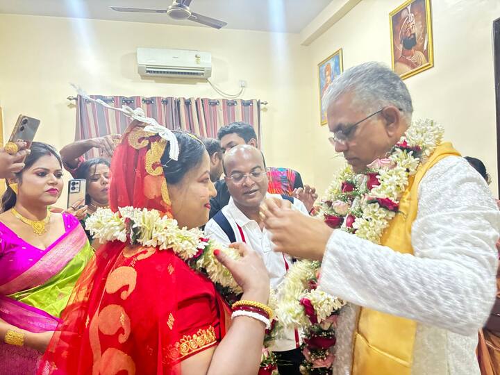 সংসারী দিলীপ বললেন,' আমি রাজনীতিতে গেছি। MLA-MP হয়েছি। অর্থ উপার্জন করেছি। বাড়ি করেছি।একজন সঙ্গী চাই যিনি ঘর- মাকে দেখবেন। আমি থাকিনি মাকে দেখাশুনো করেছে। রান্না করে খাইয়েছে। মা অনুমতি দিয়েছেন।'