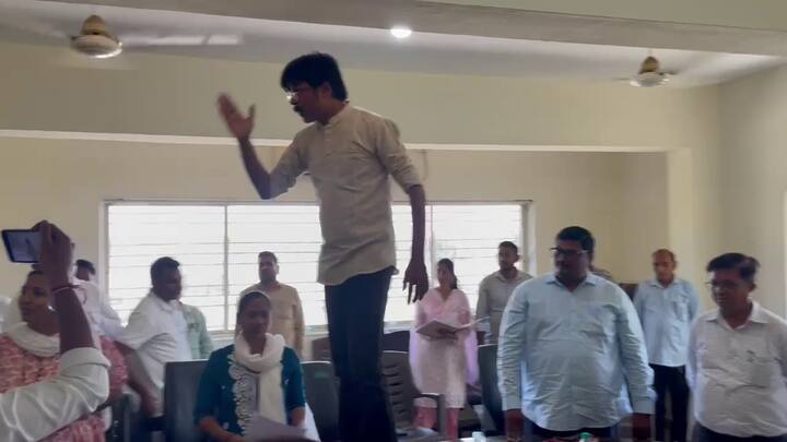 જોકે, સામાન્ય સભામાં વિરોધ પક્ષના નેતા બીપીન પટેલે અગાઉની સભાઓમાં રજૂ થયેલા કામો અંગે સત્તાધીશોને સવાલ કરતાં માહોલ ગરમાયો હતો. વિરોધ પક્ષ દ્વારા પોતાની વાત ન સાંભળતા હોવાના આક્ષેપ સાથે ઉગ્ર રજૂઆત કરવામાં આવી હતી.