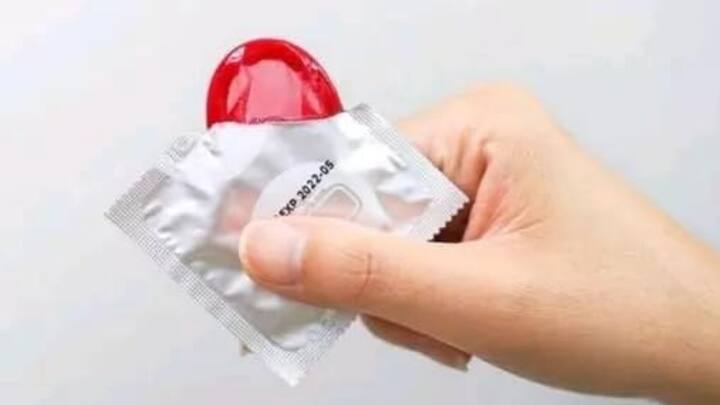 मात्र, काही देशांमध्ये धार्मिक, सांस्कृतिक किंवा राजकीय कारणांमुळे कंडोमच्या विक्रीवर, जाहिरातीवर किंवा सार्वजनिक वितरणावर निर्बंध असू शकतात.