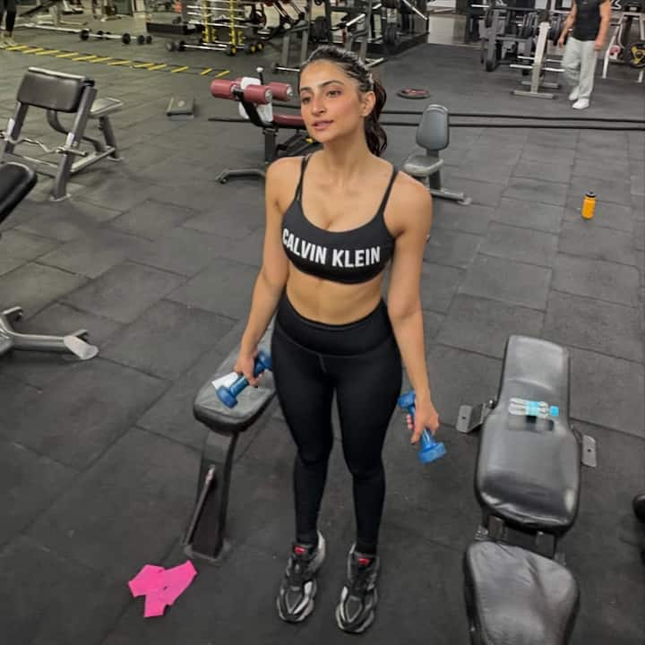 પલક તિવારી નાનપણથી જ અભિનય સાથે જોડાયેલી છે. વાસ્તવમાં, પલક તિવારીની માતા શ્વેતા તિવારી અને તેના પિતા રાજા ચૌધરી અભિનય ક્ષેત્ર સાથે જોડાયેલા છે.