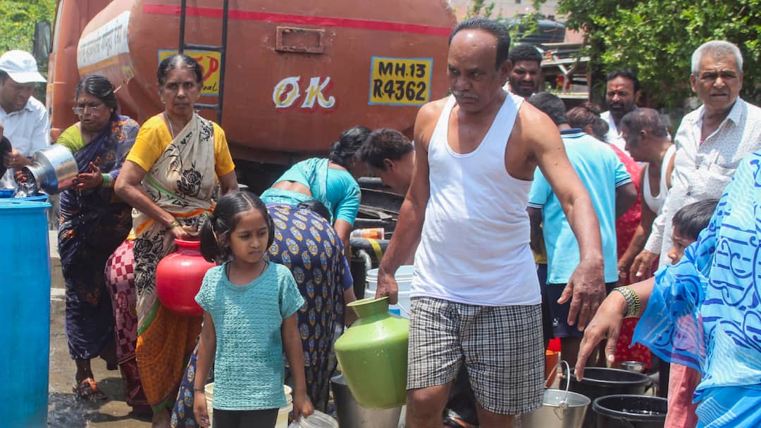 Maharashtra Water Crisis Grows Due to Extreme Heat ANN महाराष्ट्र में भीषण गर्मी में गहराया जलसंकट, प्यास बुझाने के लिए तय कर रहे लंबी दूरी