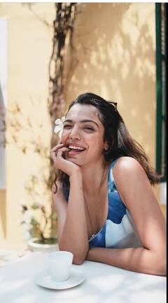 गालावर खळी, केसांमध्ये चाफा; कॅमेरा दिसताच लाजली; सचिन पिळगावकरांच्या लेकीचा अनोखा अंदाज